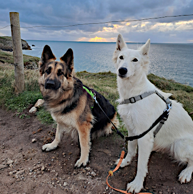 Eyla und Xora an der Steilküste